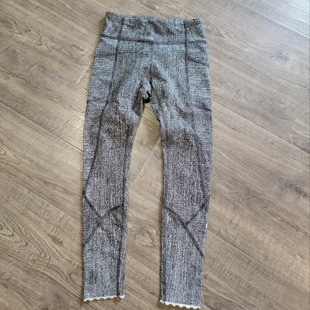Lululemon leggings NWOT - 4